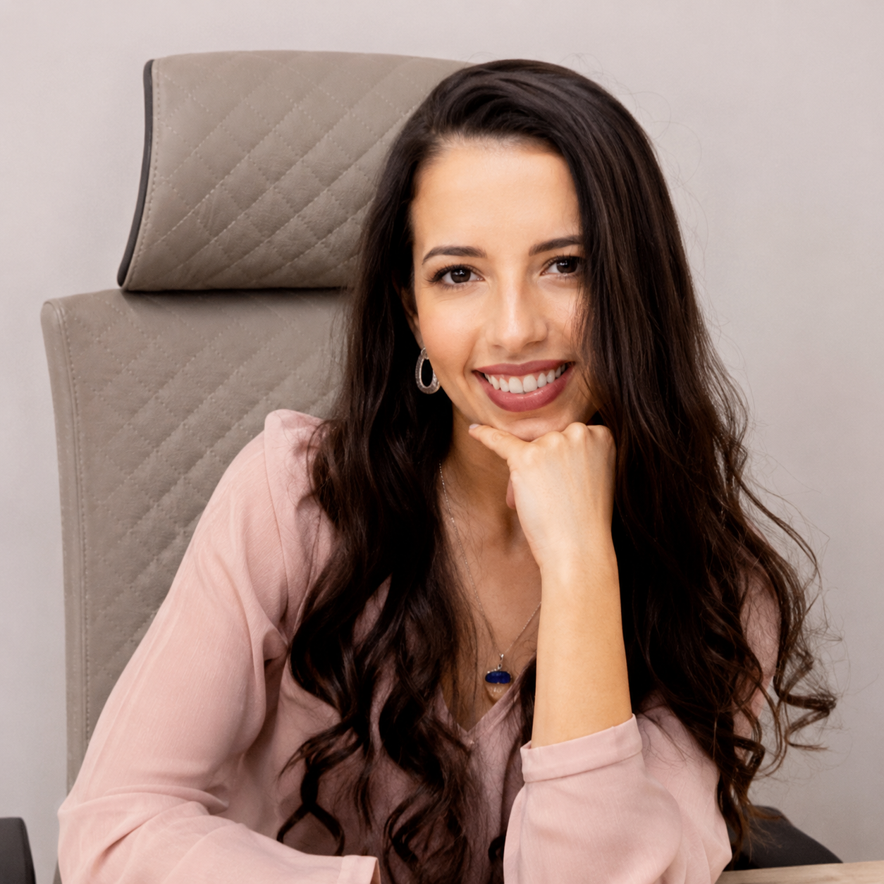 Bianca Saibert, psicóloga, sentada em seu consultório